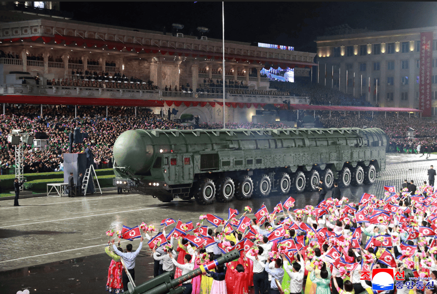 Míssil balístico intercontinental da Coreia do Norte, exibido em desfile do 80º aniversário da fundação do Partido dos Trabalhadores (Crédito: Reuters)