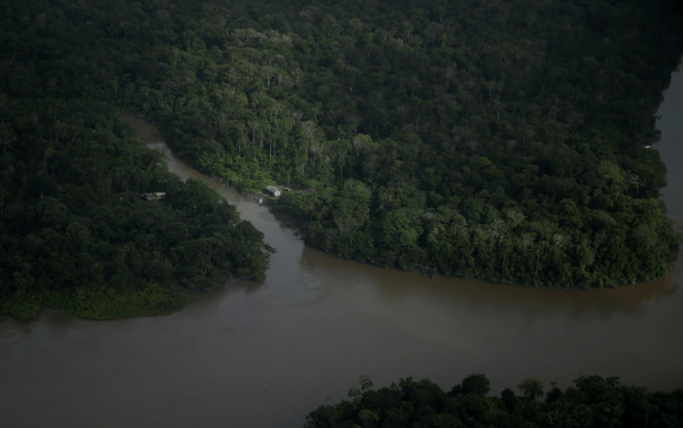 Casa na beira de rios perto da Foz do Amazonas, no Amapá
