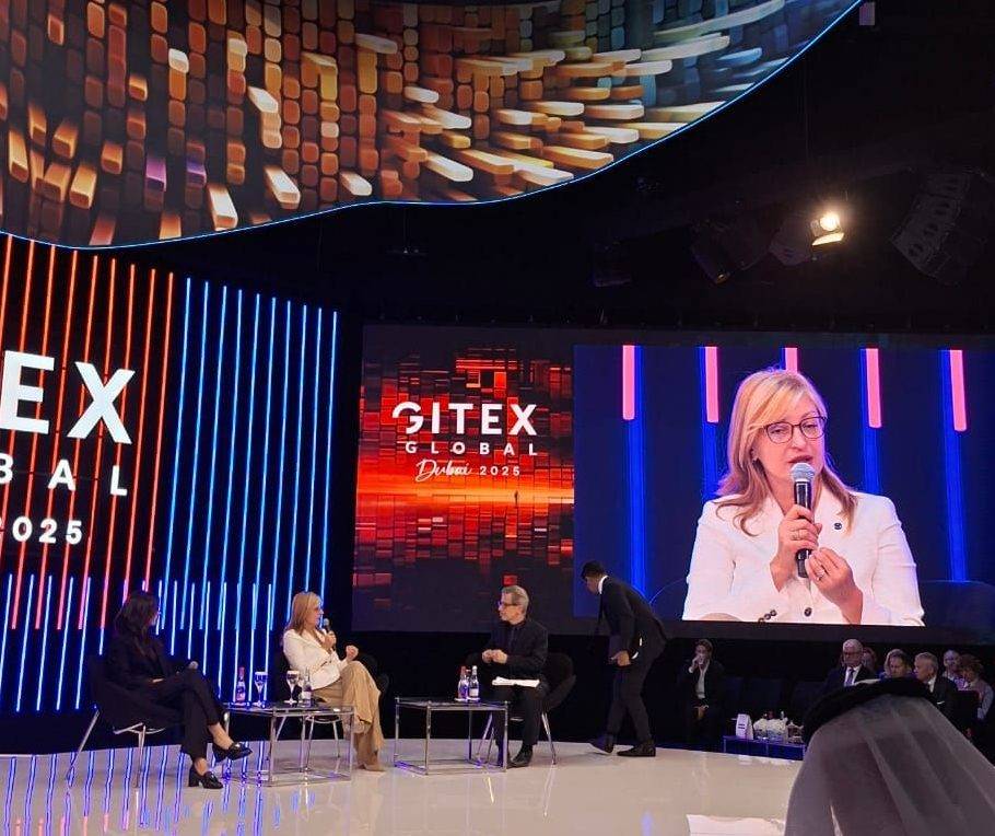 Ekaterina Zaharieva, comissária responsável pelas Startups, Investigação e Inovação na Comissão Europeia, durante a GITEX Global,, em Dubai (Foto: Roberto de Lira/InfoMoney)