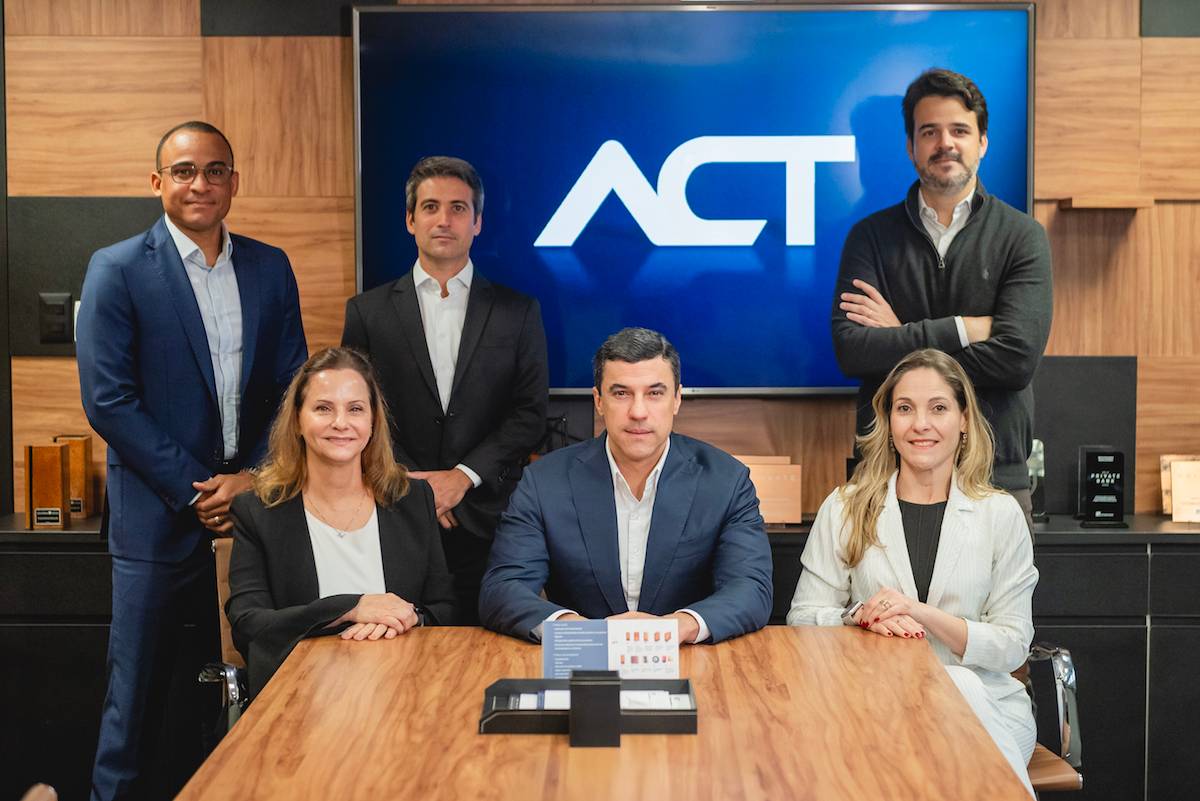 Da esquerda para direita: em pé, Diego Santana, Bruno Carneiro e Filipe Klein. Sentados, Monica Salles, Diogo Pessoa e Bianca Sampaio - (Foto: Divulgação)