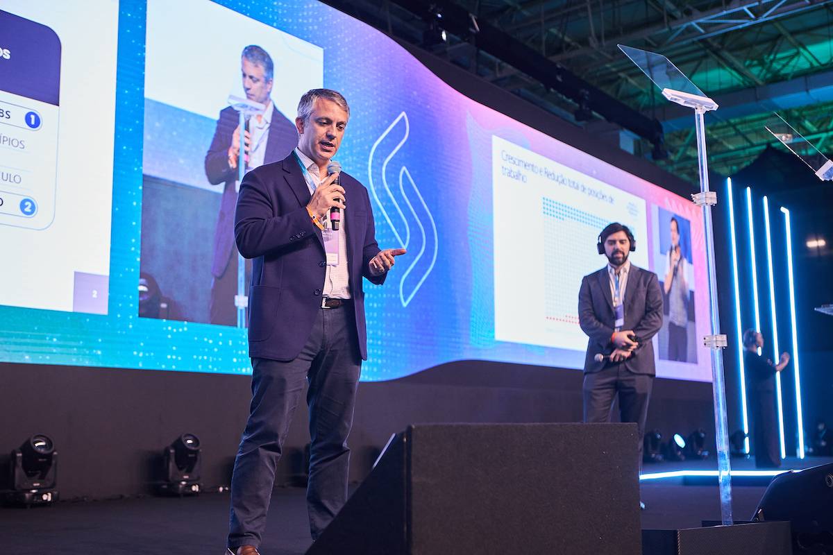 Daniel Loria, a esquerda, e Matheus Rocca, a direita, durante apresentação sobre reforma tributária no Senior Experience 2025 - (Foto: Divulgação)