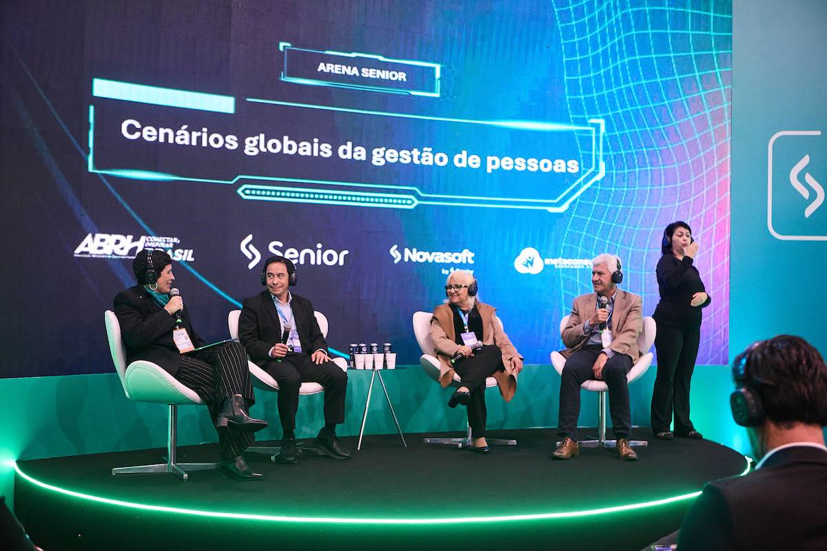 Da esquerda para direita: Juliana Maria, head de produtos HCM da Senior Sistemas, Ricardo Zambrano Salazar, sócio fundador da Metaconsulting, Leyla Nascimento, presidente da ABRH Brasil e Jorge Convers, gerente de negócios da Novasoft durante apresentação no Senior Experience 2025 - (Foto: Divulgação)