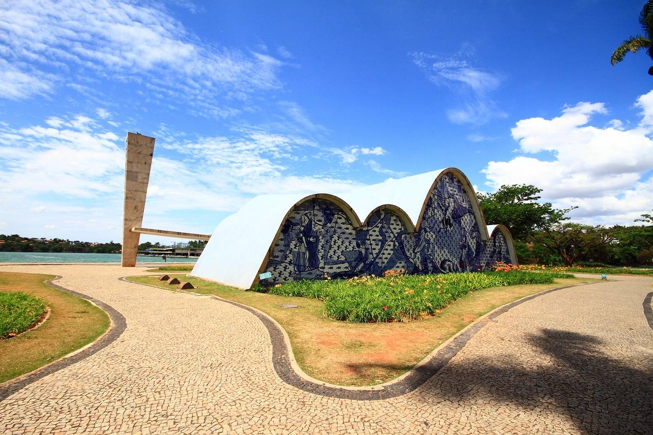 Imagem mostra a igrejinha da Pampulha, um dos cartões-postais de Belo Horizonte.