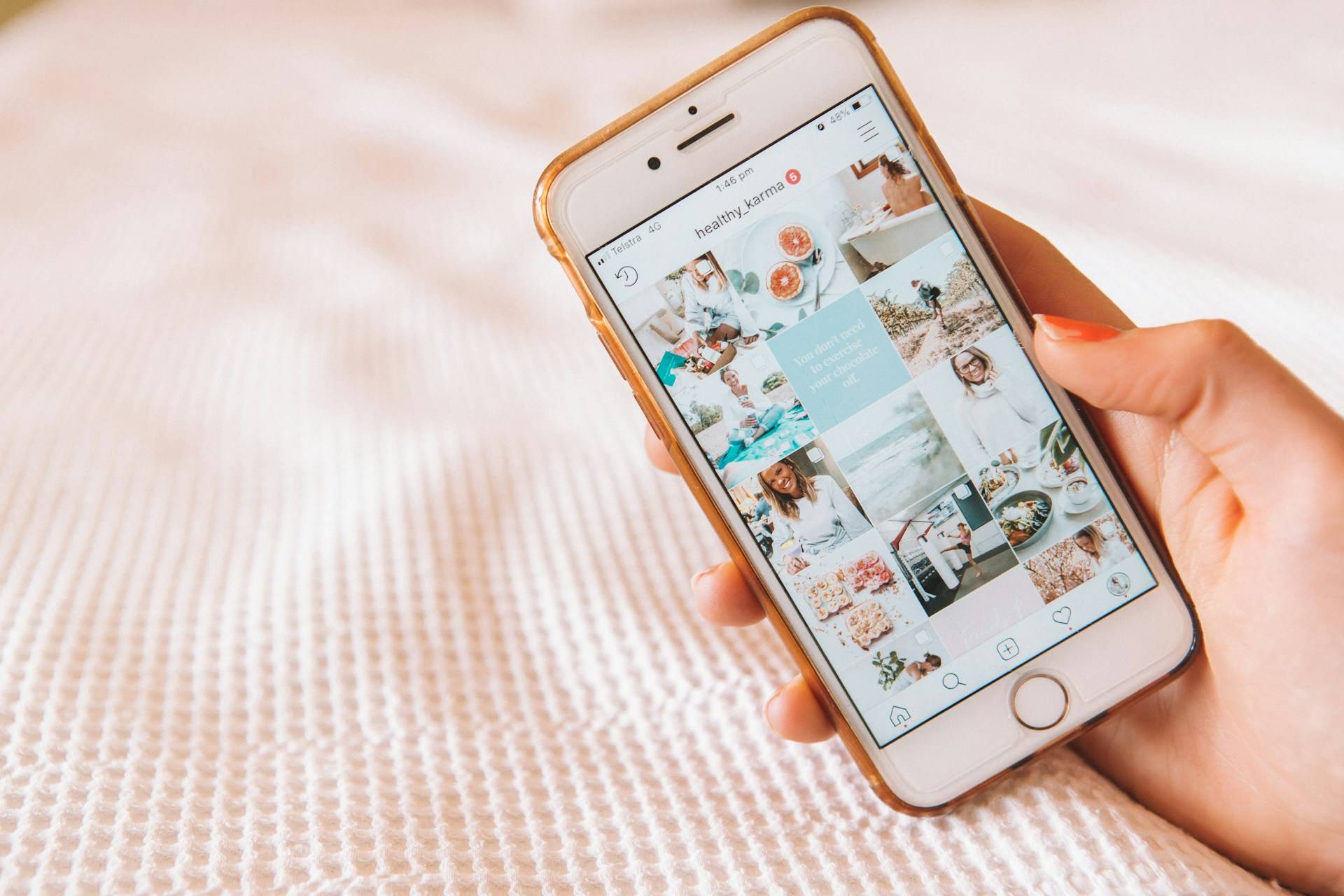 Celular mostra feed do instagram de influencer