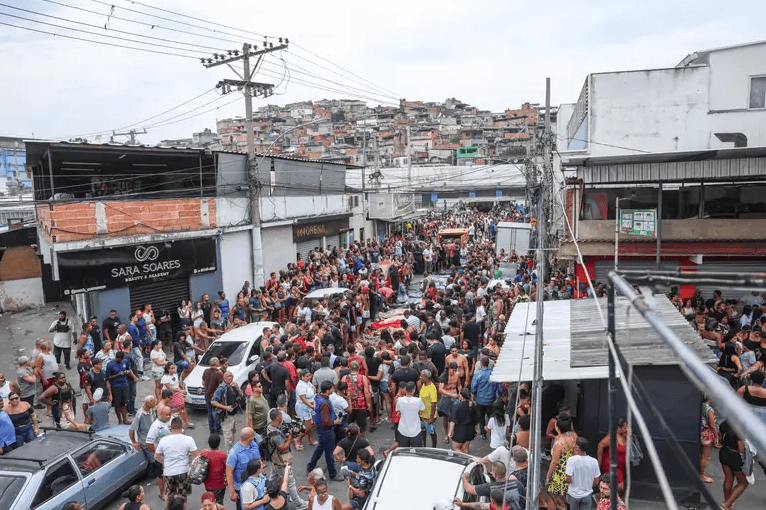 Corpos de homens mortos durante a megaoperação contra o Comando Vermelho no Rio de Janeiro | Foto: Tomaz Silva / Agência Brasil