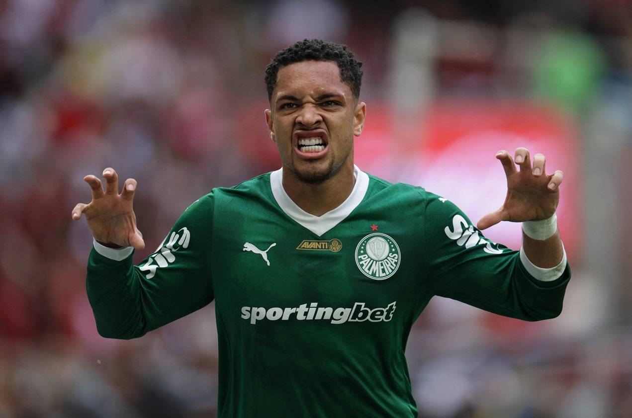 Vitor Roque, do Palmeiras, comemora gol contra o Flamengo pelo Brasileirão, no Maracanã - 19/10,2025 (Foto: REUTERS/Ricardo Moraes)