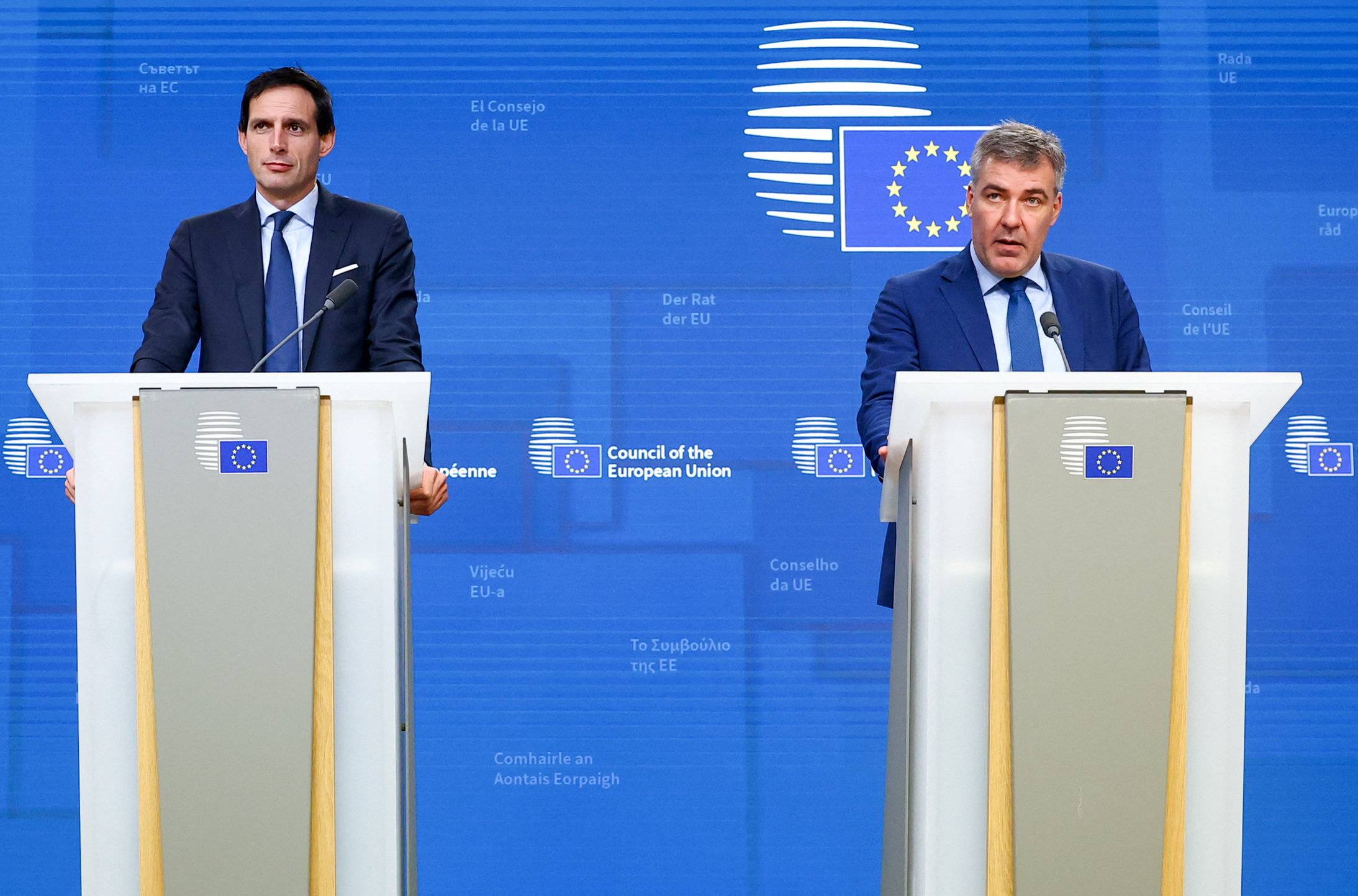 Lars Aagaard, ministro do clima, energia e serviços públicos da Dinamarca, e o comissário europeu para o clima, Wopke Hoekstra, realizam uma coletiva de imprensa em Bruxelas, Bélgica, em 5 de novembro de 2025. REUTERS/Yves Herman"
