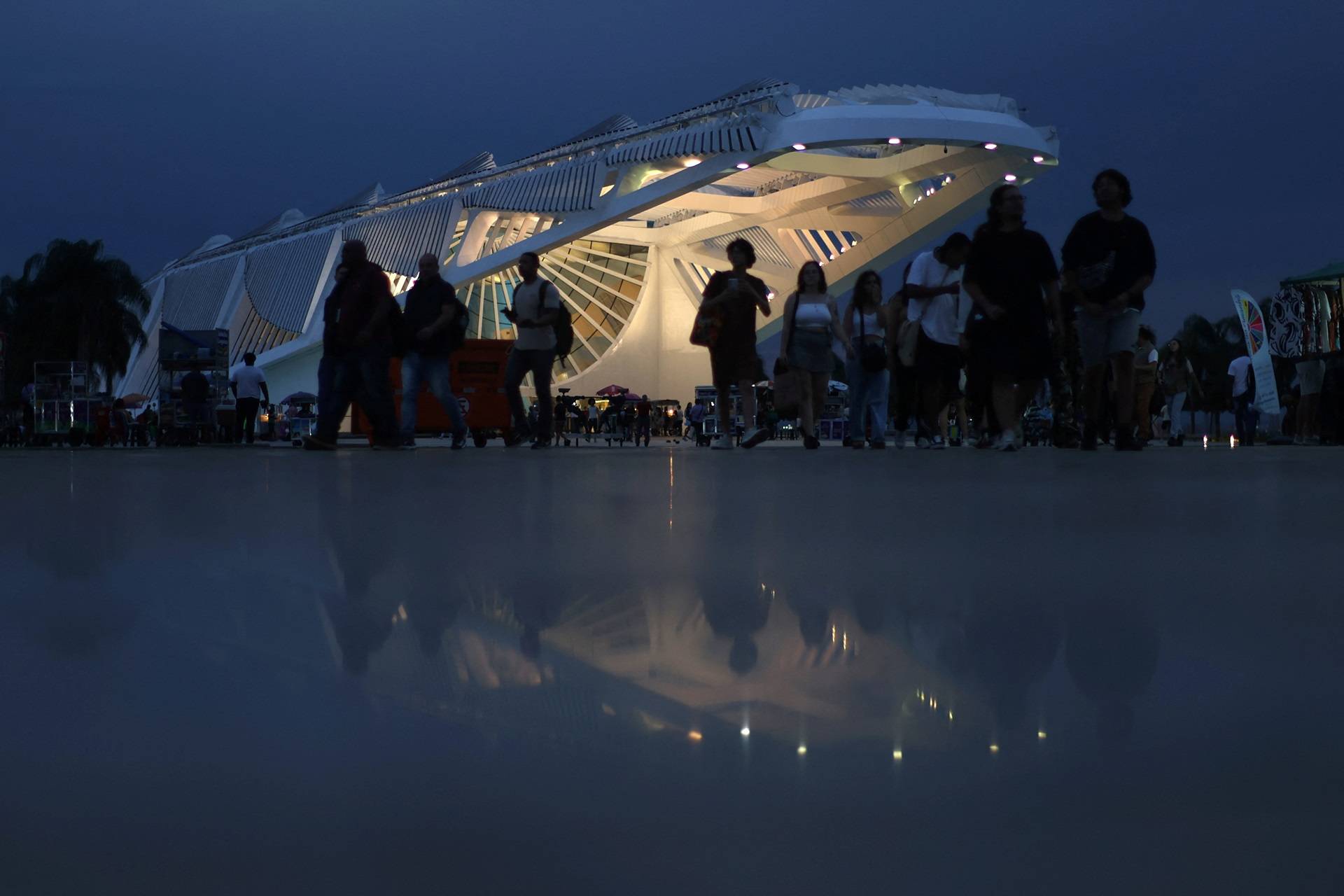Pessoas caminham em frente ao Museu do Amanhâ, no Rio de Janeiro
 3 de junho de 2025. REUTERS/Pilar Olivares
