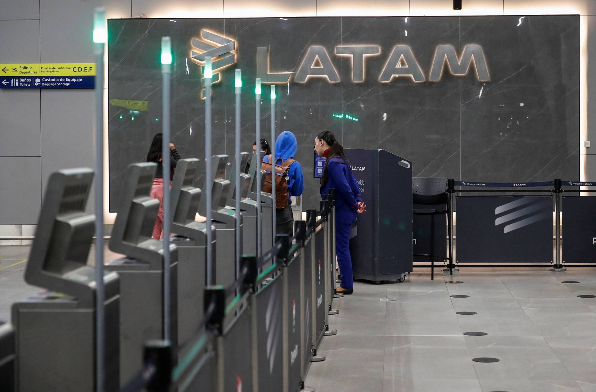 Pessoas aguardam na área de embarque da Latam Airlines dentro do Aeroporto Internacional de Santiago, Chile - 11/11/2025 (REUTERS/Rodrigo Garrido)
