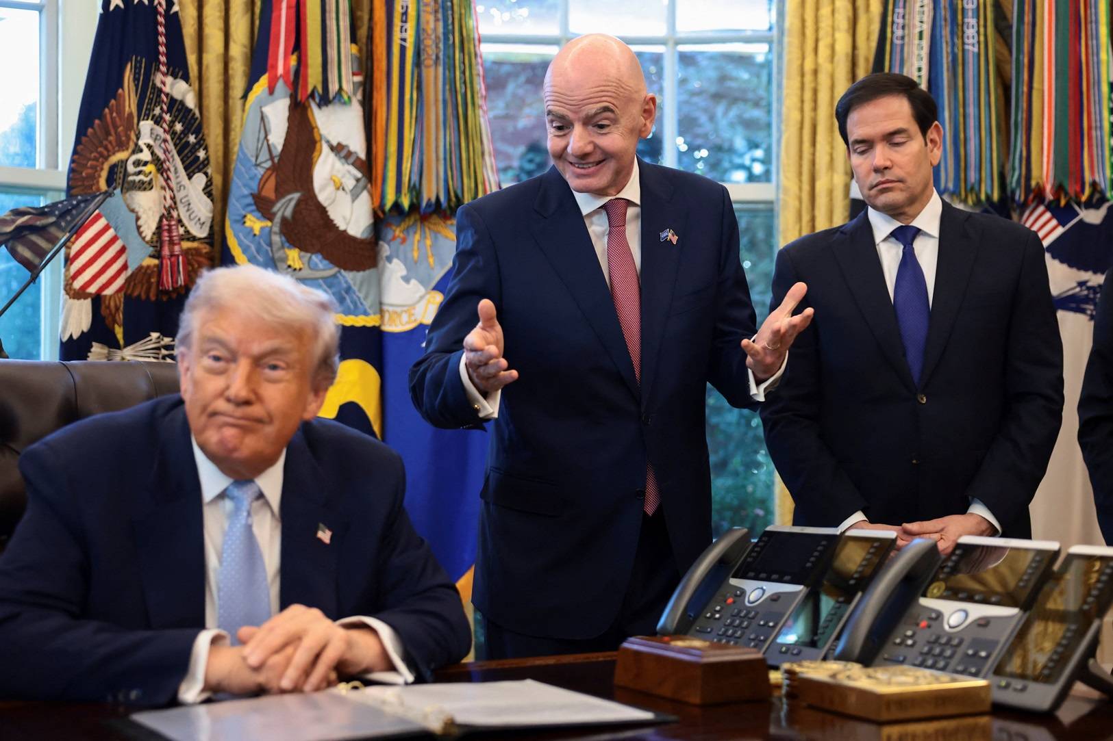 O presidente dos EUA, Donald Trump, senta-se ao lado do presidente da FIFA, Gianni Infantino, e do secretário de Estado dos EUA, Marco Rubio, enquanto se reúne com a Força-Tarefa da Casa Branca sobre a Copa do Mundo FIFA 2026 no Gabinete Oval da Casa Branca, em Washington, D.C., EUA, 17 de novembro de 2025. REUTERS/Evelyn Hockstein