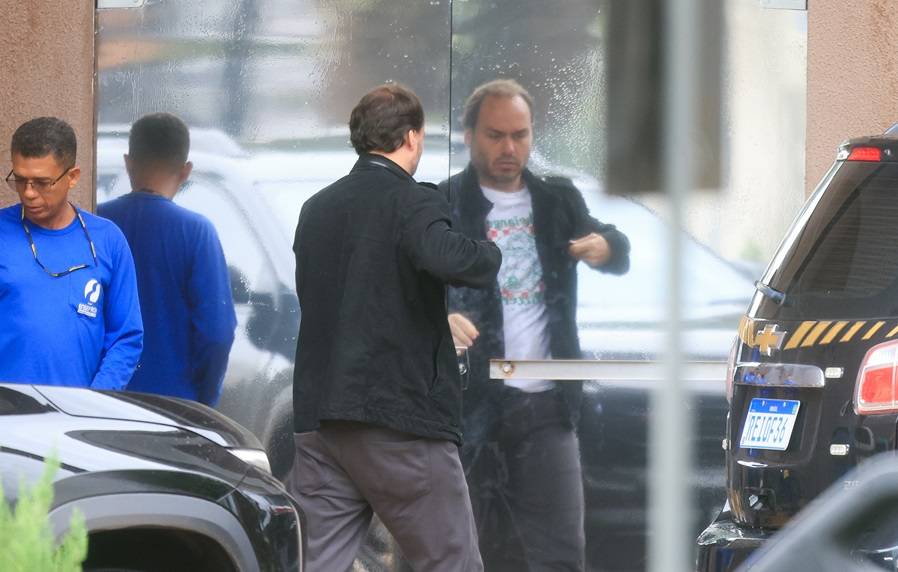 O ex-vereador Carlos Bolsonaro (PL-RJ) chega à Superintendência da Polícia Federal, em Brasília (DF), para visitar seu pai, o ex-presidente Jair Bolsonaro nesta terça-feira, 25 de novembro de 2025 (WILTON JUNIOR/ESTADÃO CONTEÚDO)