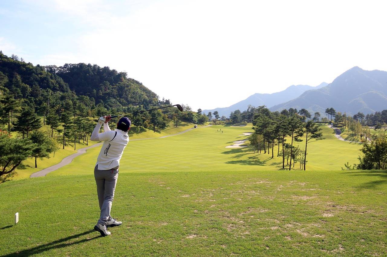 homem praticando golfe em dia ensolarado
