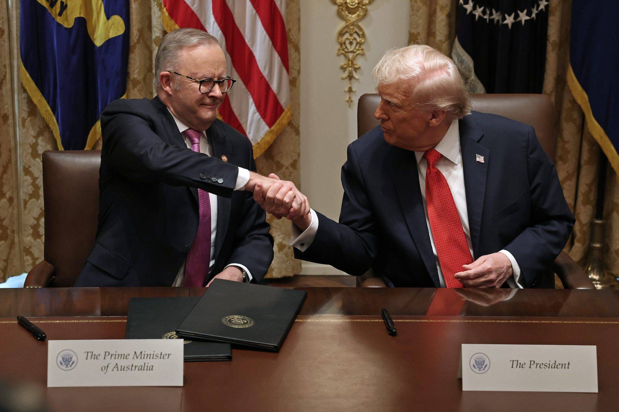 O primeiro-ministro da Austrália, Anthony Albanese, e o presidente Donald Trump após assinatura de acordo de terras raras (Foto: Anna Moneymaker/Getty Images/The New York Times Licensing Group)