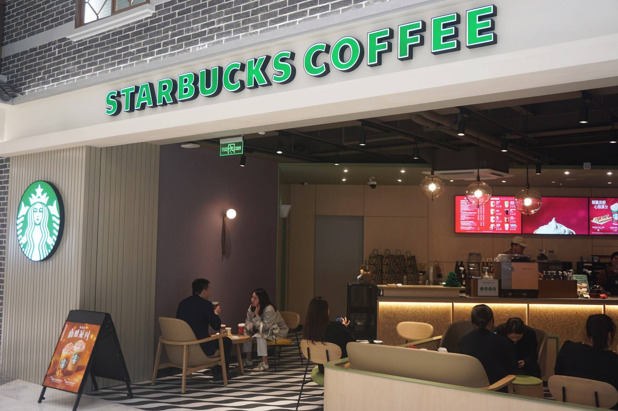 Uma loja Starbucks em Hangzhou, China (Foto: Costfoto/NurPhoto/Getty Images/The New York Times Licensing Group)