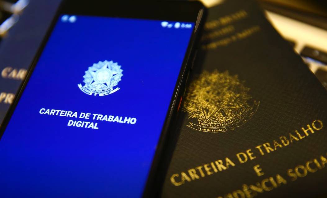 Carteira de trabalho física e digital