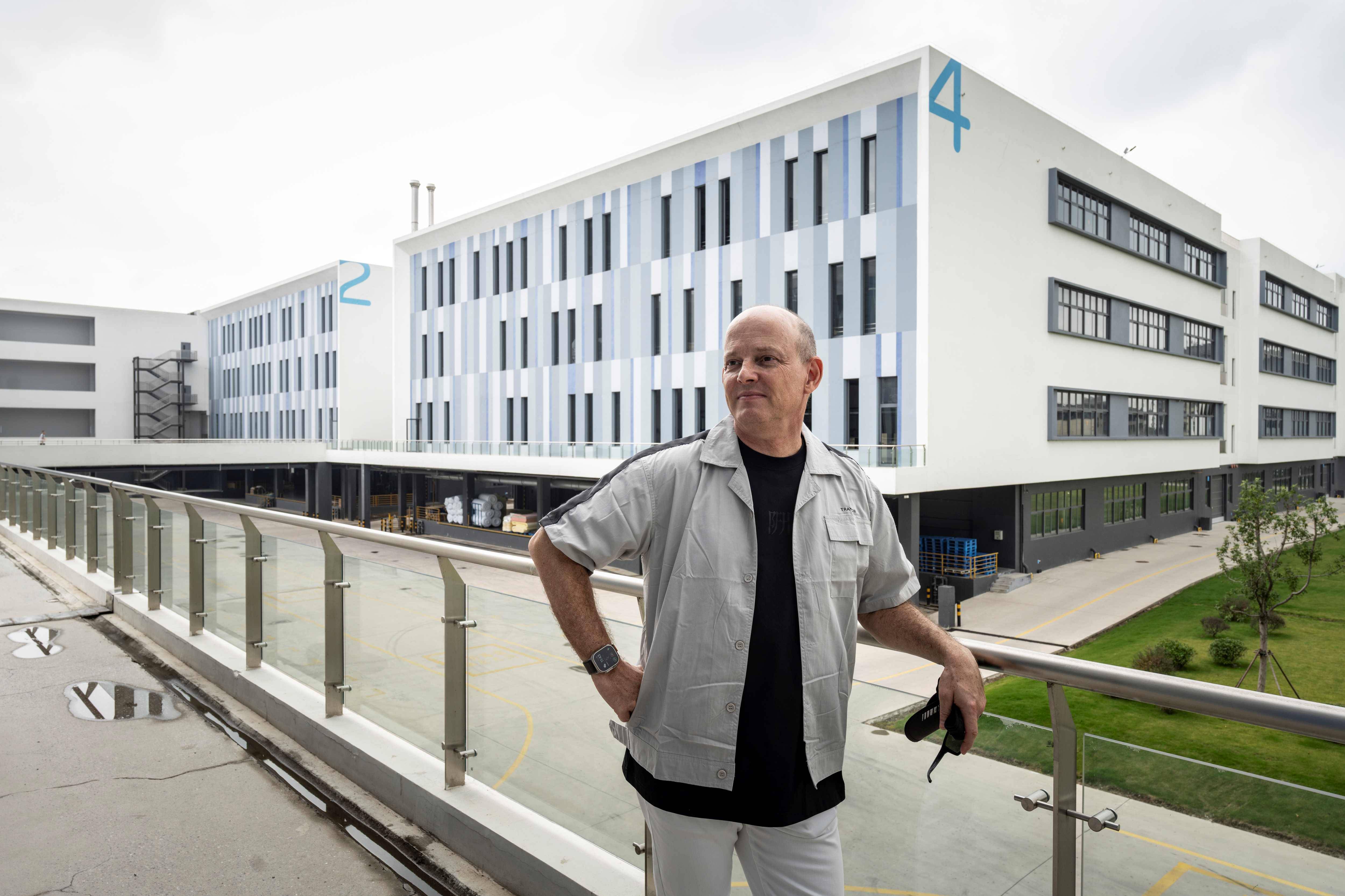 Simon Lichtenberg, dono do Trayton Group, perto de sua fábica de móveis em Jiaxing, China (Foto: Qilai Shen/The New York Times)