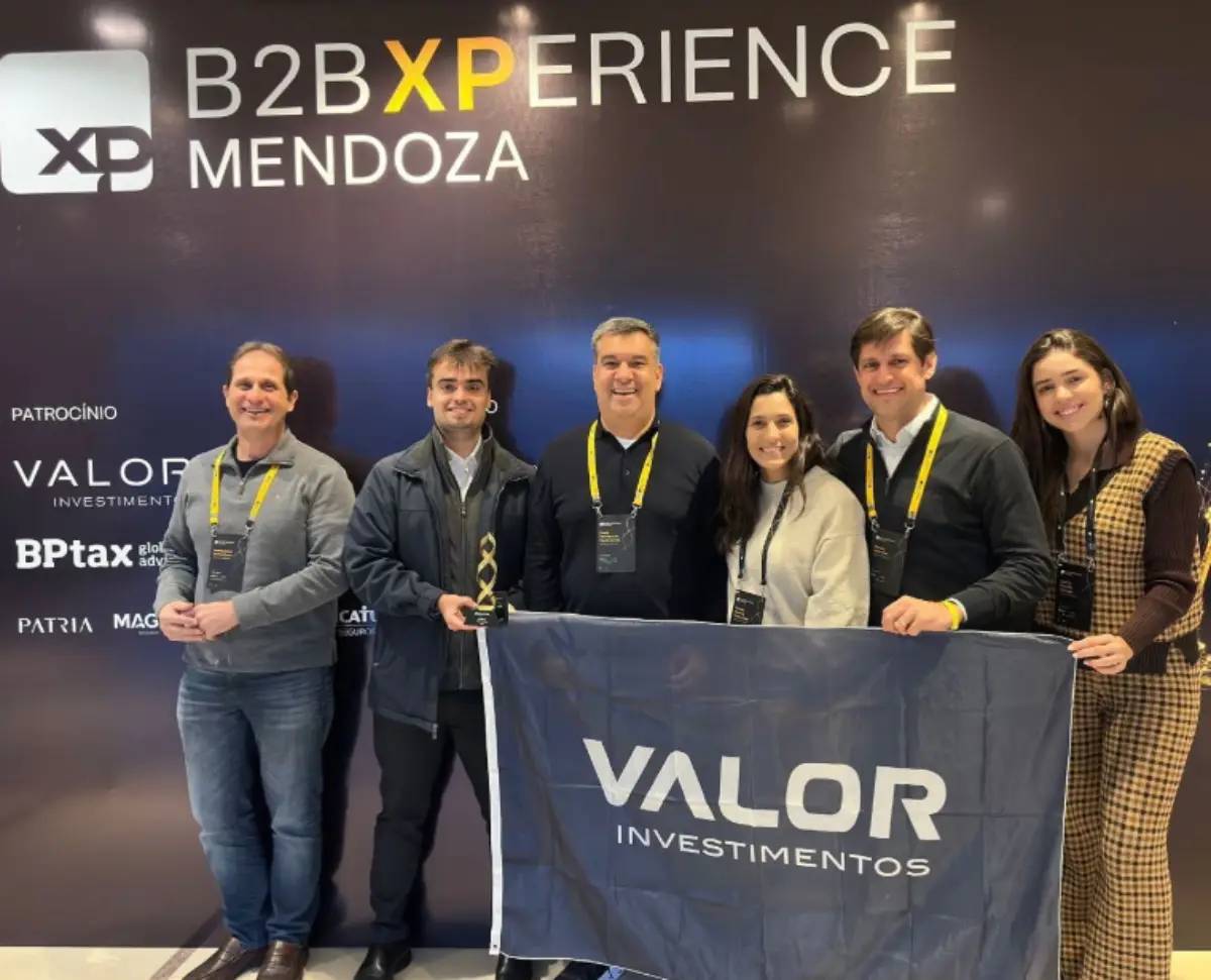 Na imagem, assessores da Valor Investimentos participam de evento da XP.