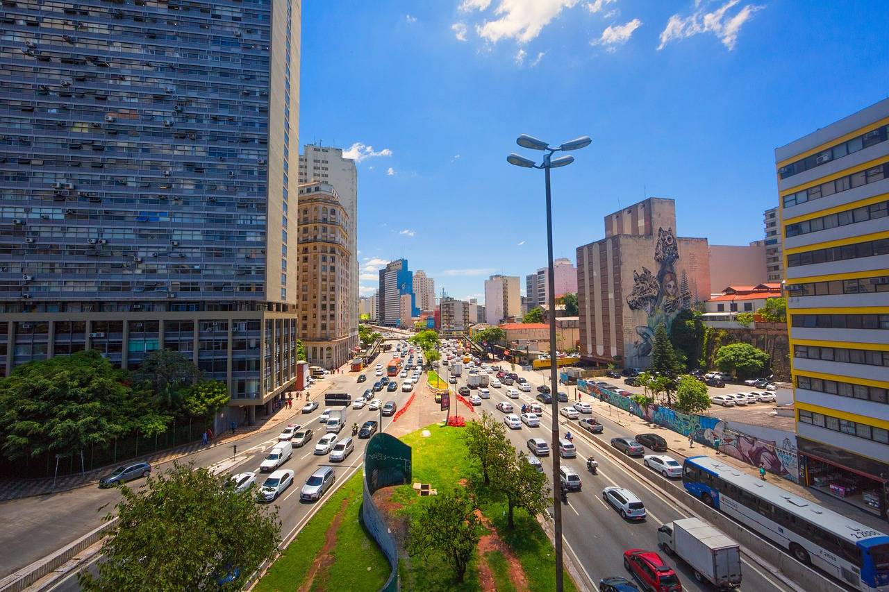 A imagem mostra um trecho de uma avenida de São Paulo.