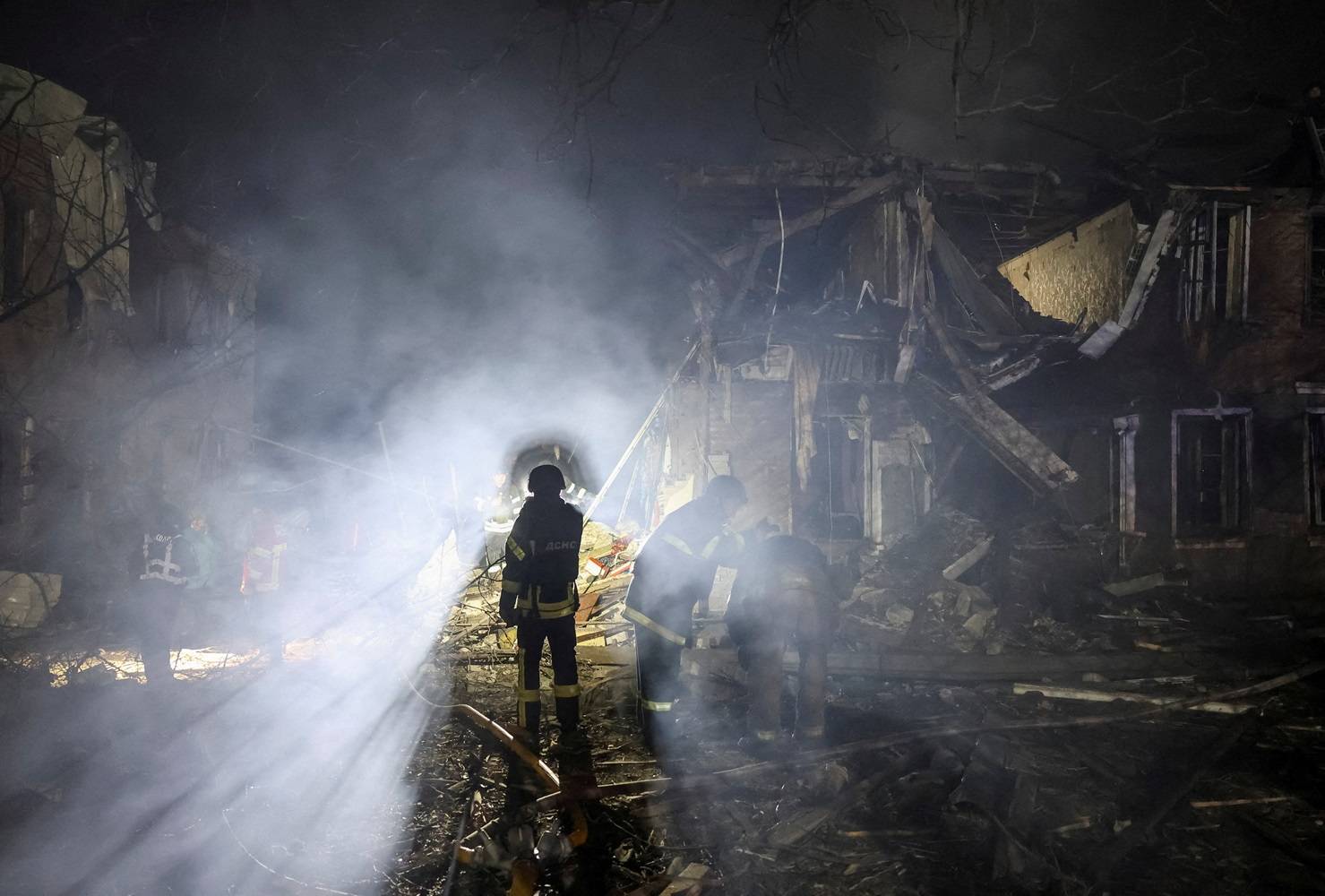 Socorristas trabalham no local de prédios residenciais atingidos por um ataque aéreo russo, em meio ao ataque da Rússia à Ucrânia, em Sloviansk, Ucrânia, 3 de dezembro de 2025. REUTERS/Anatolii Stepanov TPX IMAGENS DO DIA