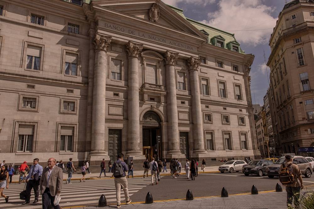 Pedestres passam pelo Banco Nacional da Argentina em Buenos Aires (Sarah Pabst/Bloomberg)