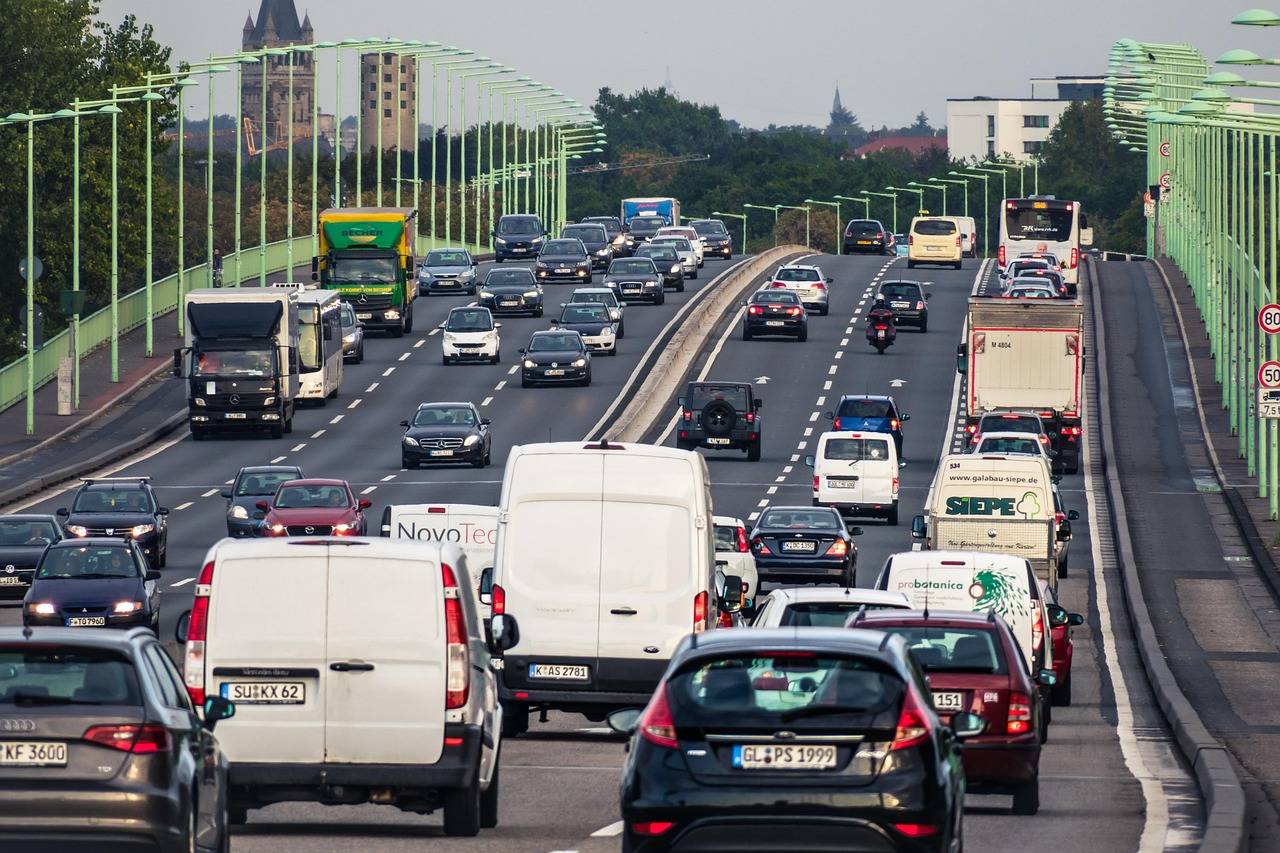 Carros em uma autoestrada