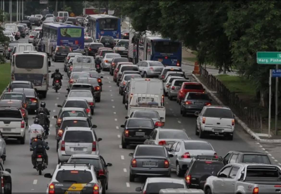 Carros parados em congestionamento na Marginal Pinheiros - São Paulo