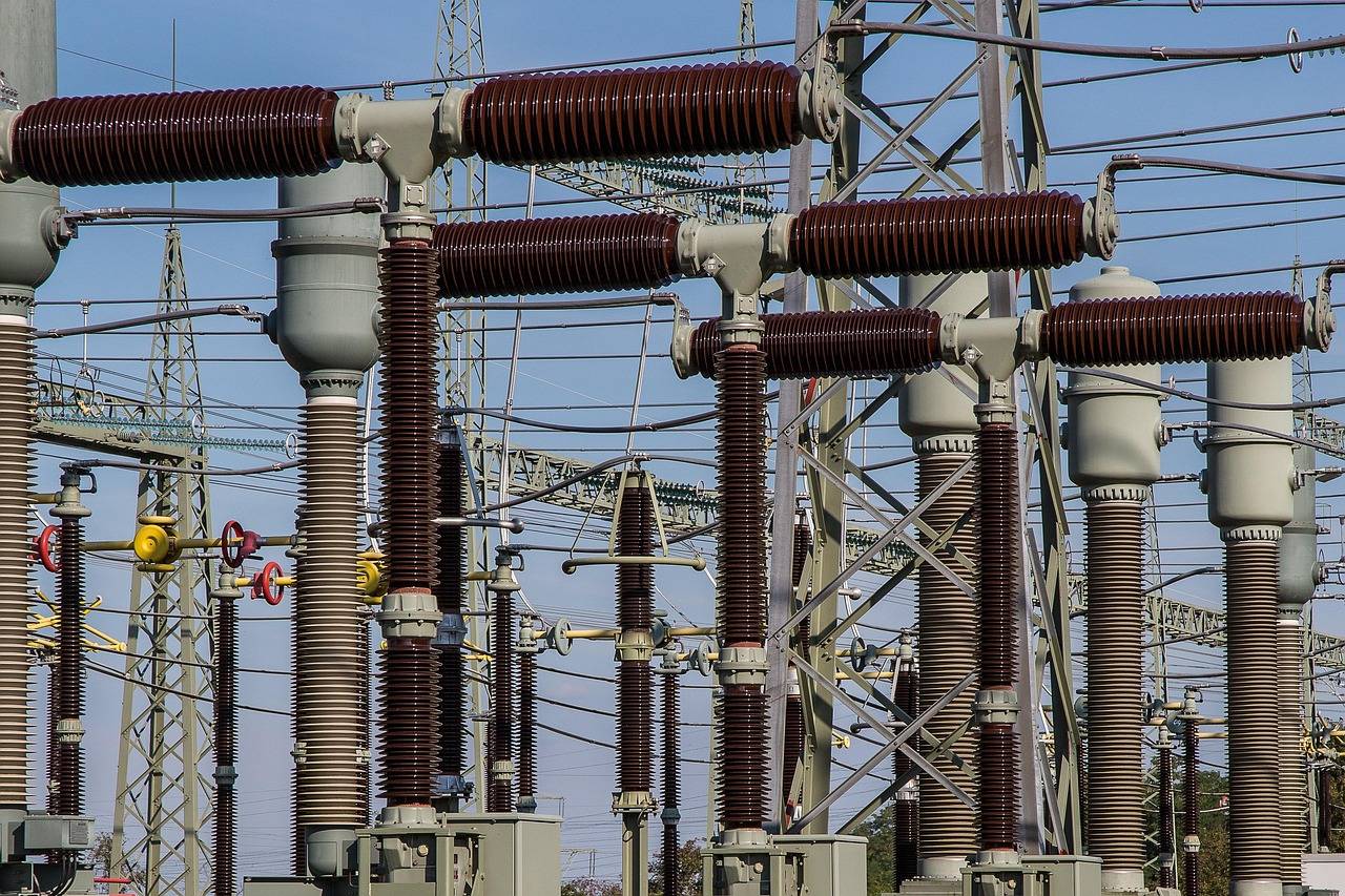 A imagem mostra uma central de energia elétrica.