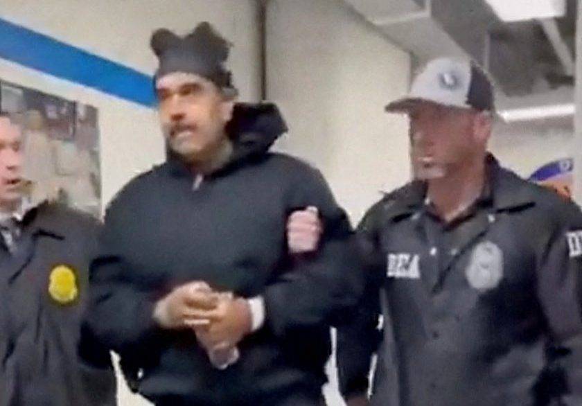 Uma imagem estática de um vídeo postado pela conta Rapid Response 47 da Casa Branca no X.com, originado da conta @PaulDMauro, mostra o presidente da Venezuela, Nicolás Maduro, sendo conduzido sob custódia por um corredor nos escritórios da Administração de Repressão às Drogas dos Estados Unidos (DEA) em Nova York, EUA, em 3 de janeiro de 2026 (Reuters)