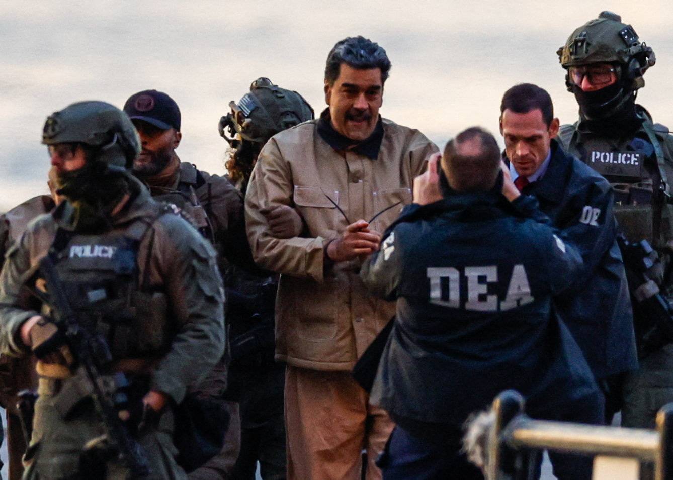 O presidente venezuelano Nicolás Maduro, capturado, chega ao heliporto do centro de Manhattan, a caminho do Tribunal Federal Daniel Patrick de Manhattan para sua primeira audiência perante o tribunal, onde enfrentará acusações federais americanas, incluindo narcoterrorismo, conspiração, tráfico de drogas, lavagem de dinheiro e outros crimes, na cidade de Nova York, EUA, em 5 de janeiro de 2026. REUTERS/Eduardo Munoz