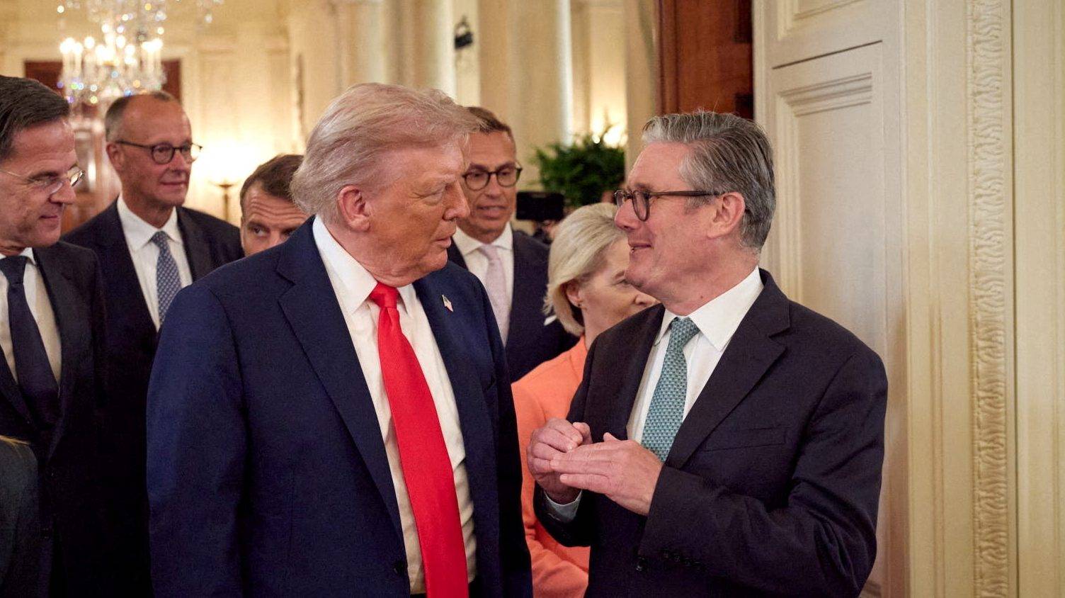 O presidente dos EUA, Donald Trump, conversa com o primeiro-ministro britânico, Keir Starmer (Serviço de Imprensa da Presidência da Ucrânia/Divulgação via REUTERS)