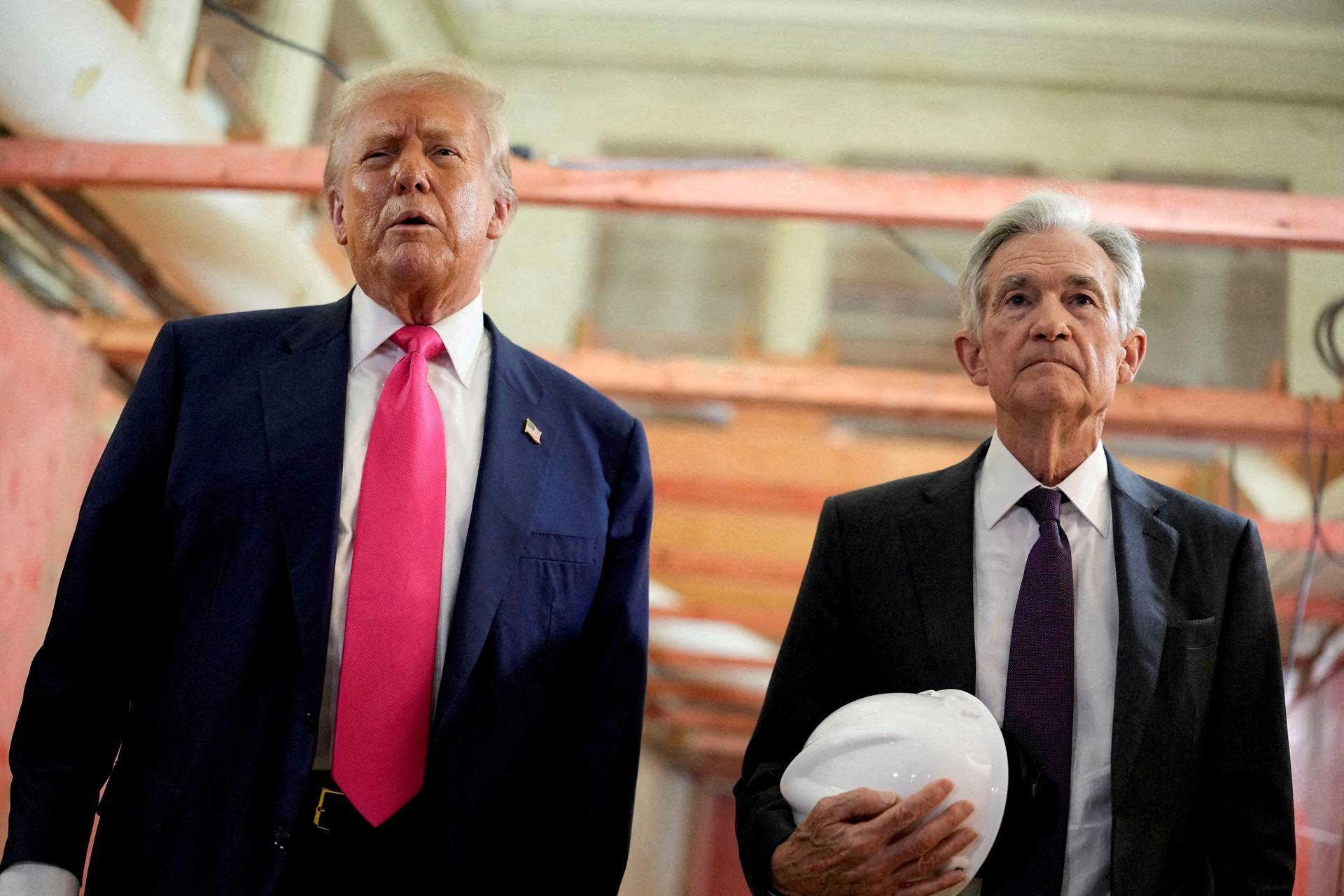 O presidente Donald Trump e o presidente do Federal Reserve, Jerome Powell, conversam durante uma visita ao prédio do Conselho do Federal Reserve, que está passando por reformas - 24/07/2025 (Foto: REUTERS/Kent Nishimura)