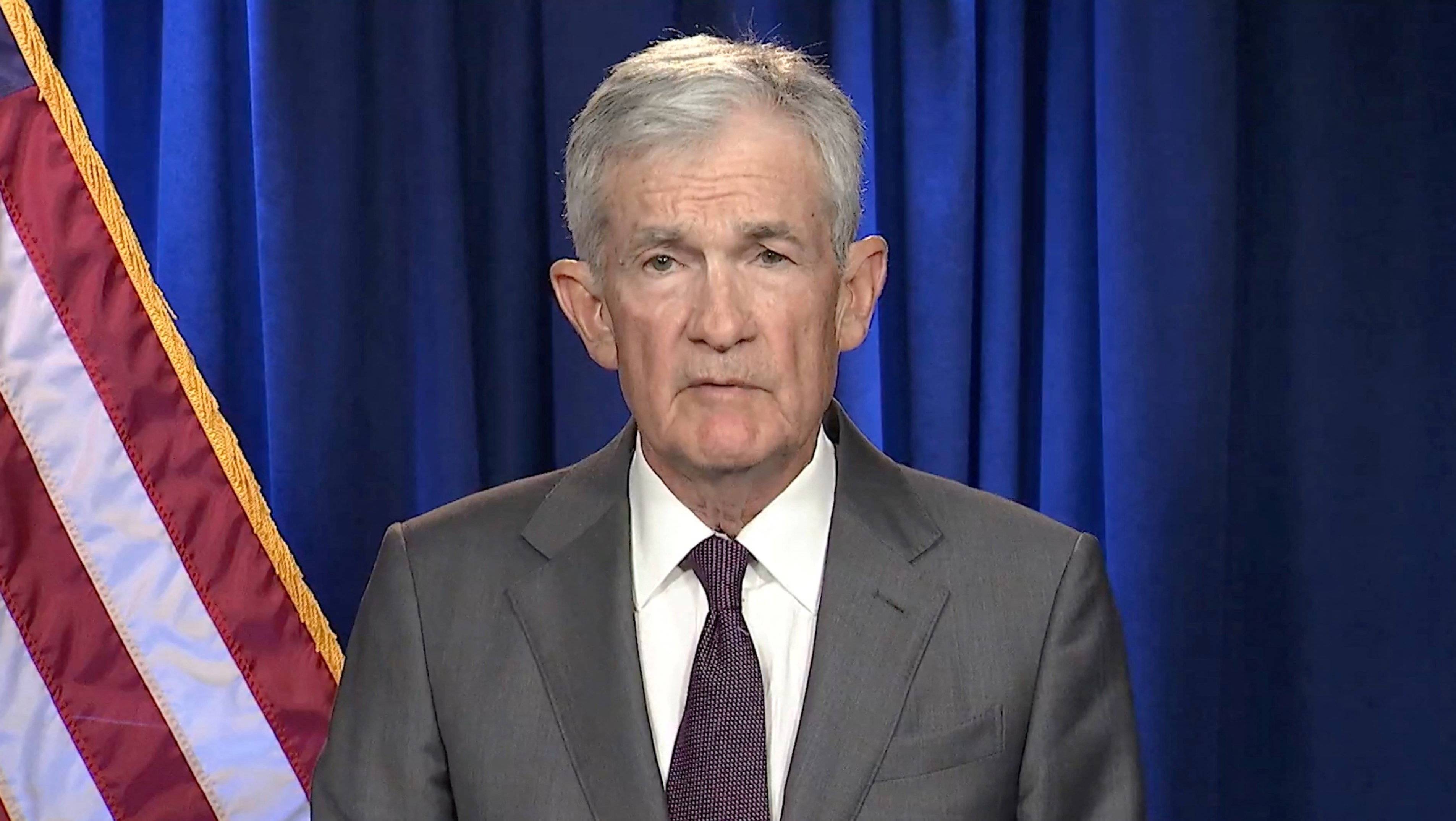 O presidente do Federal Reserve dos EUA, Jerome Powell, discursa em uma mensagem de vídeo na qual afirma que o governo do presidente Donald Trump o ameaçou com uma acusação criminal relacionada à reforma da sede do Federal Reserve, nesta captura de tela obtida de um vídeo divulgado em 11 de janeiro de 2026. Federal Reserve dos EUA/Divulgação via REUTERS