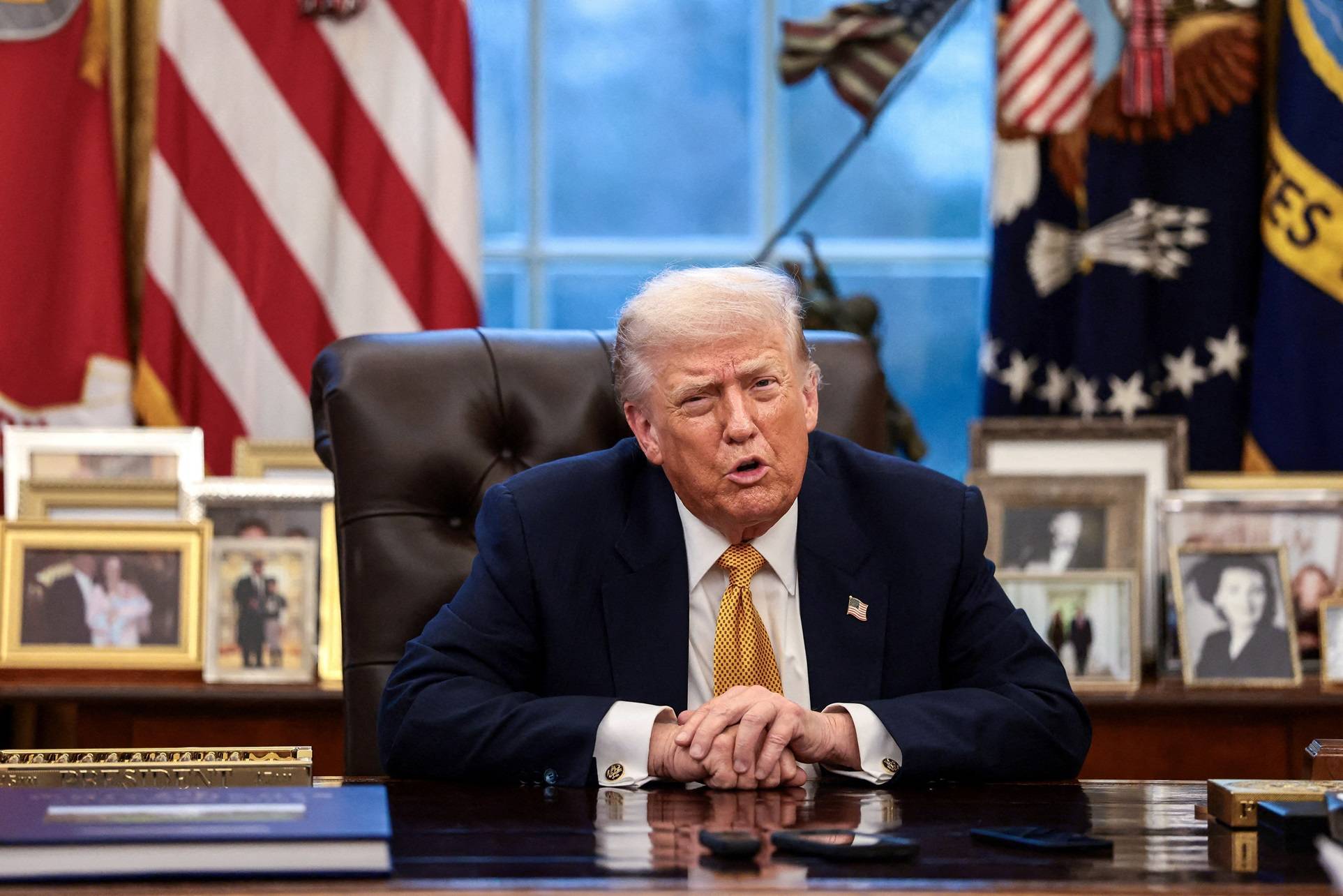 O presidente dos Estados Unidos, Donald Trump, é entrevistado pelo correspondente da Reuters na Casa Branca, Steve Holland (não retratado), durante uma entrevista exclusiva no Salão Oval, na Casa Branca, em Washington, D.C., em 14 de janeiro de 2026. REUTERS/Evelyn Hockstein