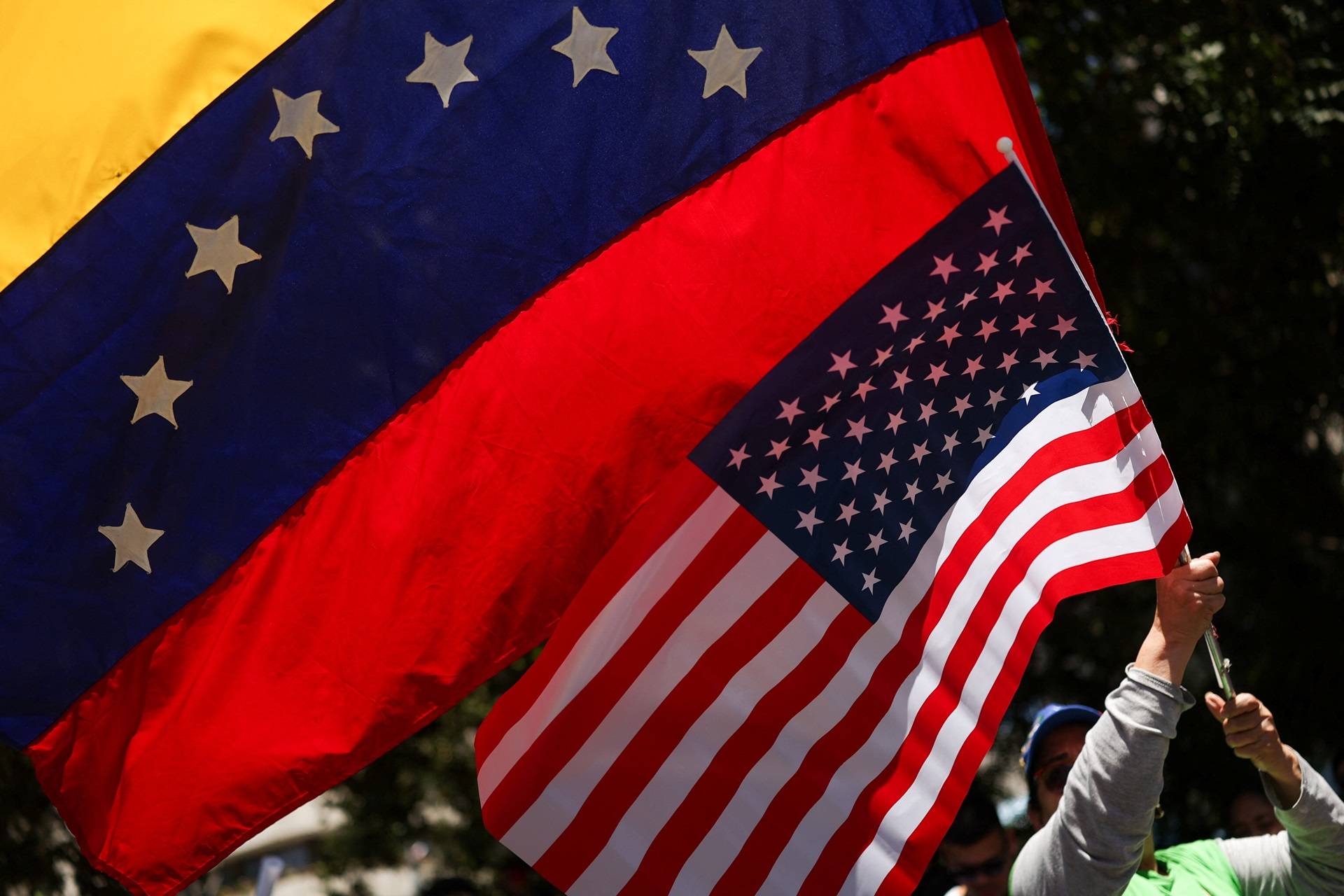 Pessoas comemoram em Santiago após ataque dos EUA à Venezuela em que presidente Nicolás Maduro foi capturado
03/01/2026. REUTERS/Pablo Sanhueza/File Photo