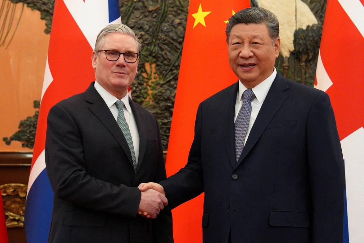 O primeiro-ministro britânico, Keir Starmer, aperta a mão do presidente chinês, Xi Jinping, antes de uma reunião bilateral em Pequim, China, em 29 de janeiro de 2026. Carl Court/Pool via REUTERS