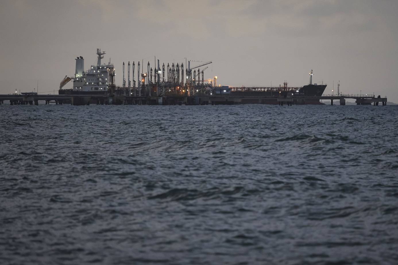 Um navio petroleiro ancorado no cais de uma refinaria de petróleo em 18 de dezembro de 2025, em Puerto Cabello, Venezuela (Bloomberg)