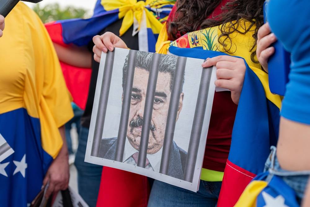 Um morador segura um jornal com notícias sobre o deposto presidente venezuelano Nicolás Maduro em Doral, Flórida, no dia 4 de janeiro.

Fotógrafa: Nicole Combeau/Bloomberg