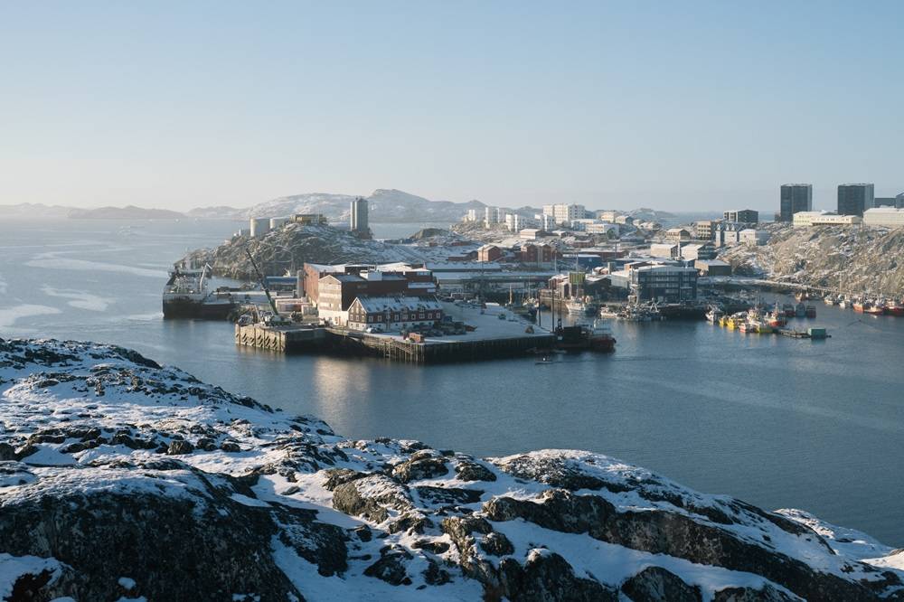 Casas coloridas e prédios residenciais com vista para o fiorde em Nuuk, na Groenlândia. Fotógrafa: Juliette Pavy/Bloomberg
