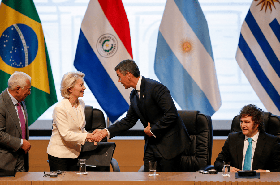 Ursula von der Leyen e Santiago Peña, na cerimônia de assinatura do acordo UE-Mercosul