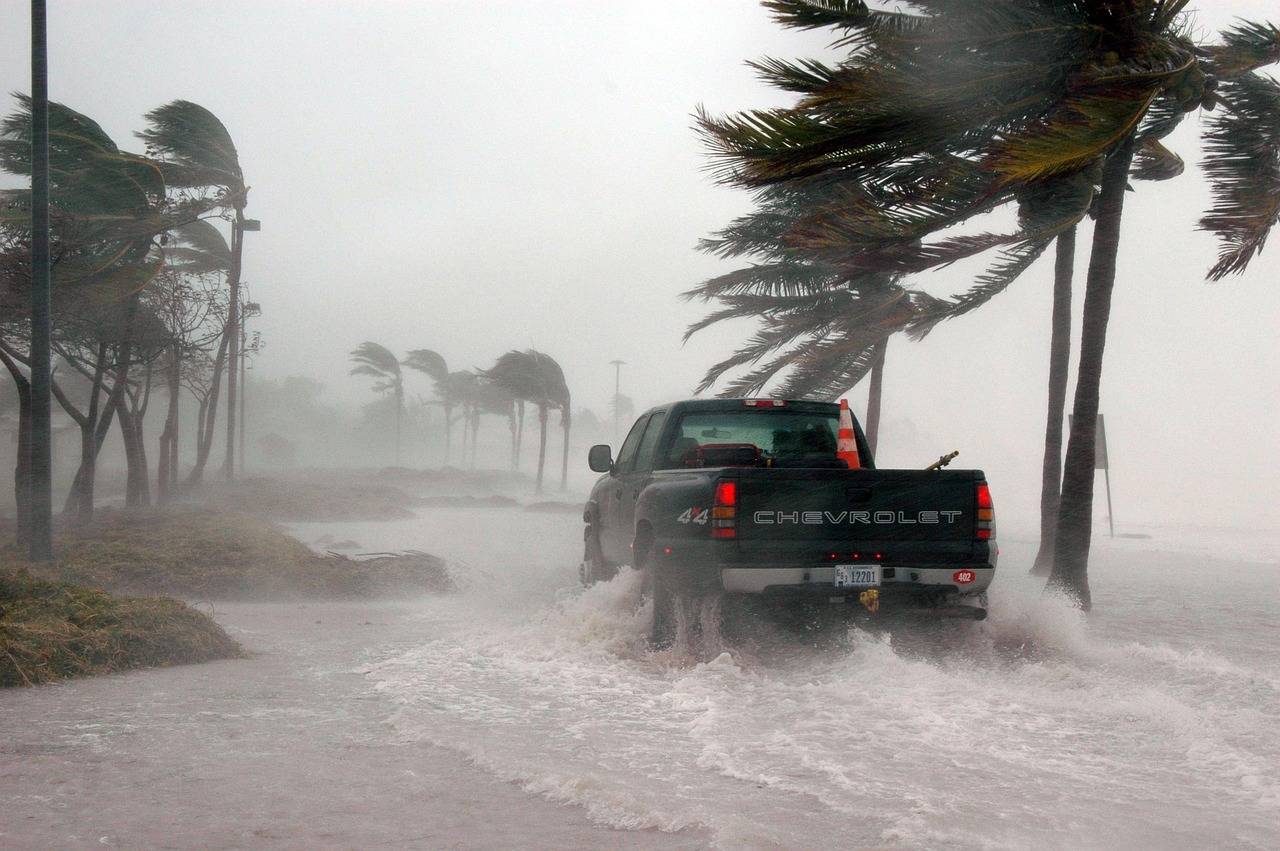 Caminhonete enfrentando um ciclone extratropical em rua alagada