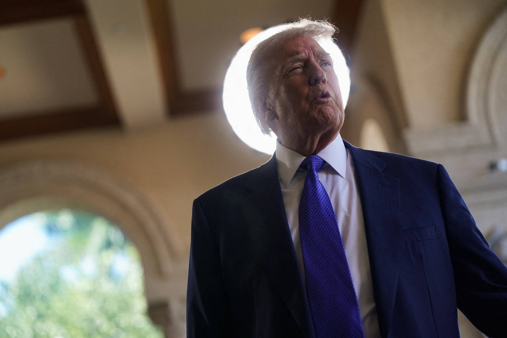 O presidente dos EUA, Donald Trump, chega para o casamento de Dan Scavino, chefe de gabinete adjunto da Casa Branca, e Erin Elmore, diretora de Arte nas Embaixadas do Departamento de Estado dos EUA, em Mar-a-Lago, Palm Beach, Flórida, EUA, em 1º de fevereiro de 2026. REUTERS/Nathan Howard