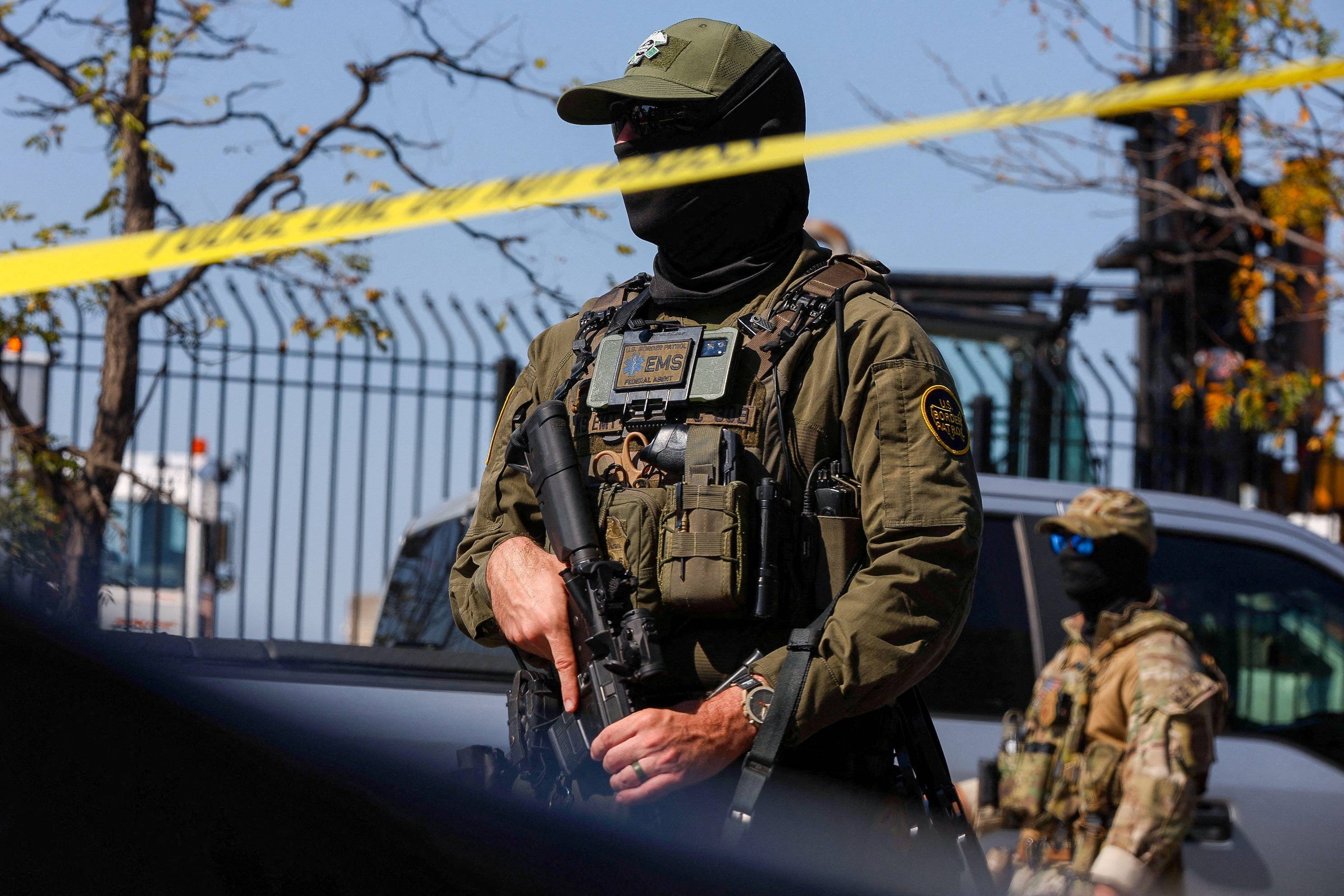 Um agente da Patrulha da Fronteira dos EUA permanece atrás da fita de isolamento durante um confronto entre manifestantes e agentes do Serviço de Imigração e Alfândega dos EUA (ICE) e agentes federais no bairro de Little Village, em Chicago, Illinois, EUA, em 4 de outubro de 2025. REUTERS/Jim Vondruska/Foto de Arquivo
