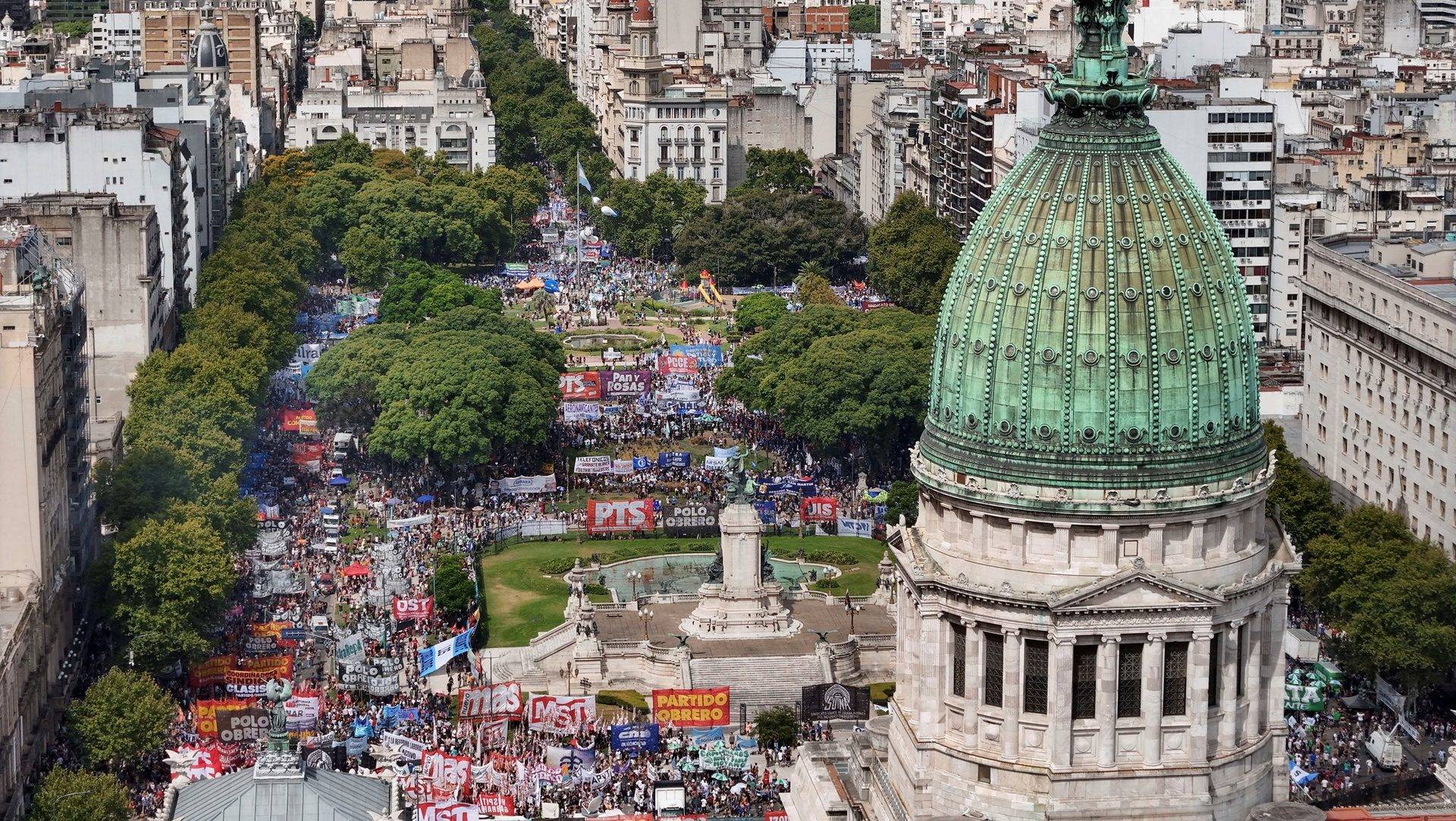 Imagens aéreas mostram membros de sindicatos protestando em frente ao Congresso Nacional enquanto senadores argentinos discutem as reformas trabalhistas propostas pelo governo libertário do presidente Javier Milei para atrair investimentos e reativar o crescimento. Grupos trabalhistas, por sua vez, afirmam que as reformas representariam um retrocesso nos direitos dos trabalhadores. A reunião ocorreu em Buenos Aires, Argentina, em 11 de fevereiro de 2026. REUTERS/Martin Cossarini