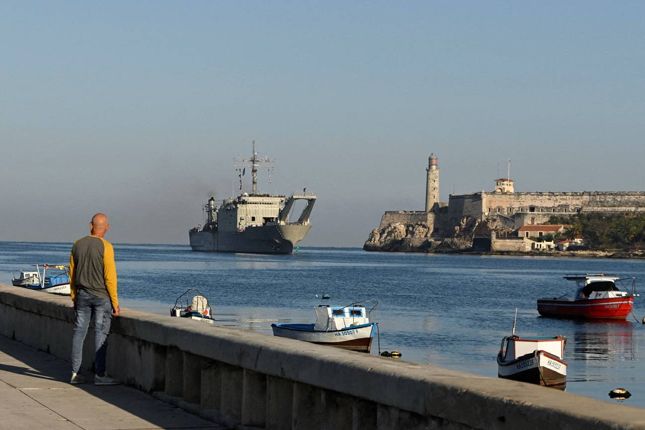 Um homem observa o navio Papaloapan, que navega sob bandeira mexicana e está carregado com ajuda humanitária, entrar na baía de Havana dias depois de o governo da ilha, comandado pelos comunistas, anunciar medidas de racionamento cada vez mais rígidas para enfrentar os esforços dos Estados Unidos para cortar o abastecimento de combustível da ilha, em Havana, Cuba, 12 de fevereiro de 2026. REUTERS/Norlys Perez     TPX IMAGES OF THE DAY