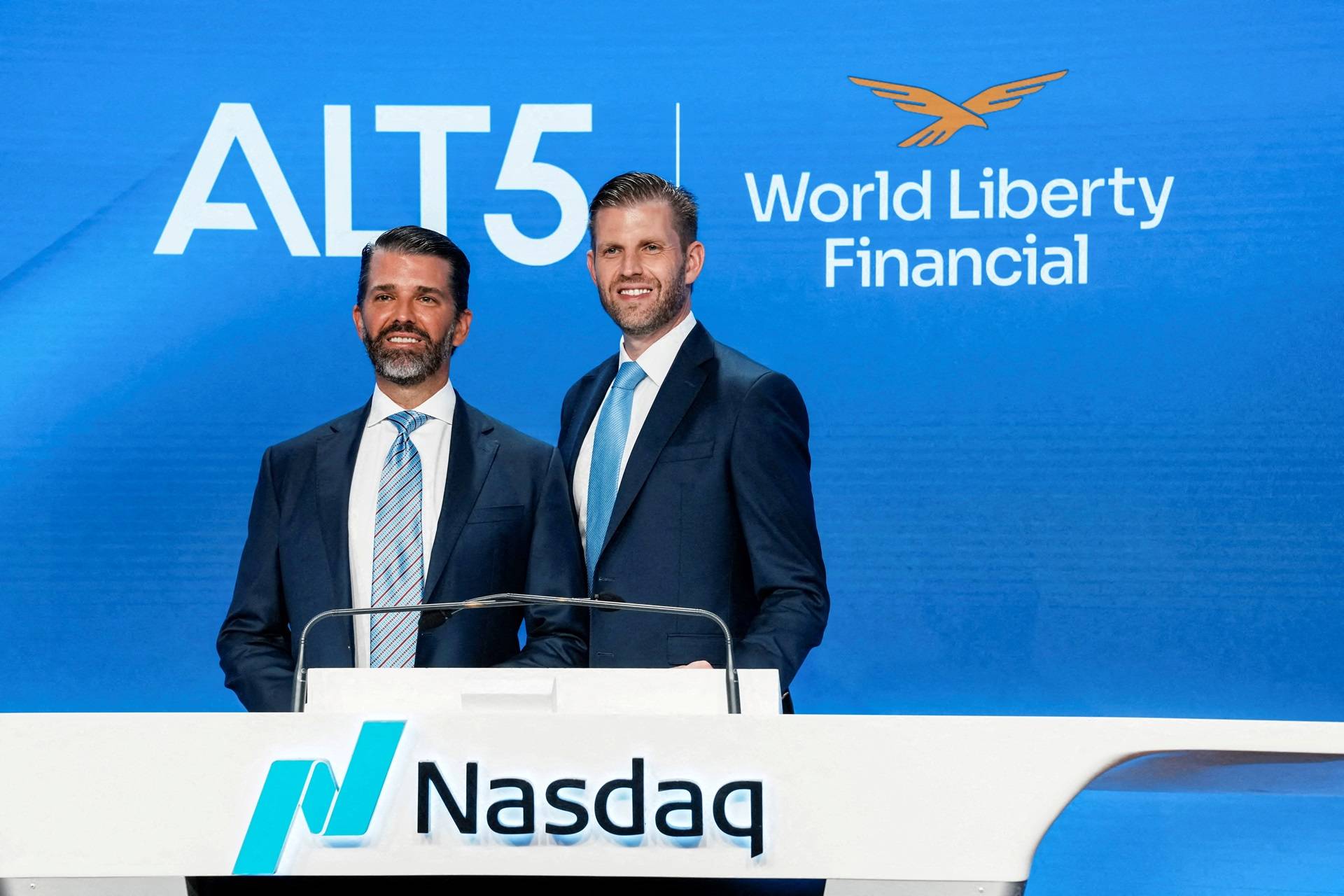 Donald Trump Jr. e Eric Trump observam antes de tocarem o sino de abertura para celebrar o fechamento da oferta de US$ 1,5 bilhão da ALT5 e a adoção de sua Estratégia de Títulos do Tesouro $WLFI, no Nasdaq Market, em Nova York, EUA, em 13 de agosto de 2025. REUTERS/Eduardo Munoz/Foto de arquivo