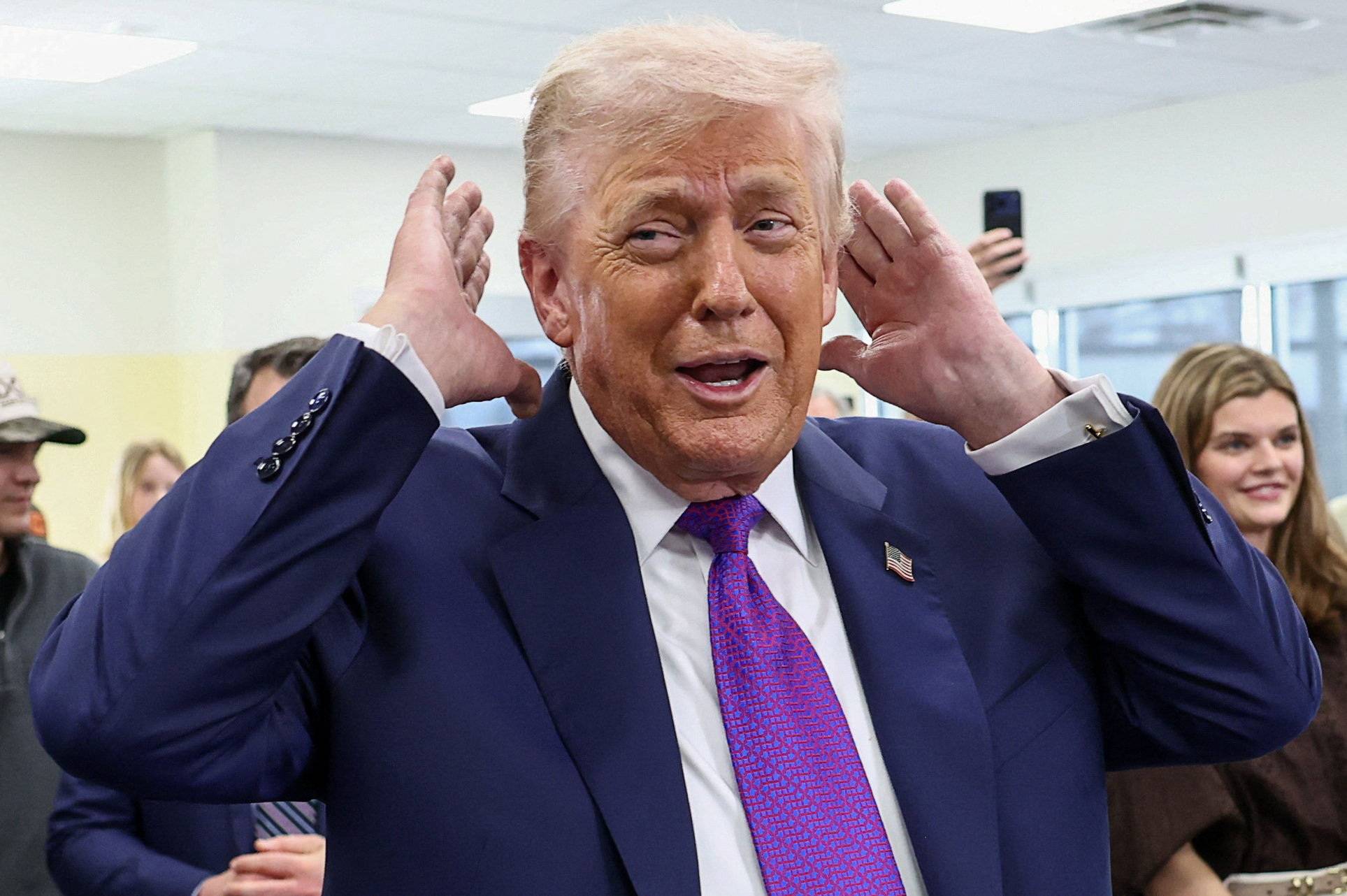 O presidente dos EUA, Donald Trump, ajeita o cabelo antes de iniciar uma entrevista para podcast no restaurante Varsity, em Rome, Geórgia, Estados Unidos, em 19 de fevereiro de 2026. REUTERS/Kevin Lamarque