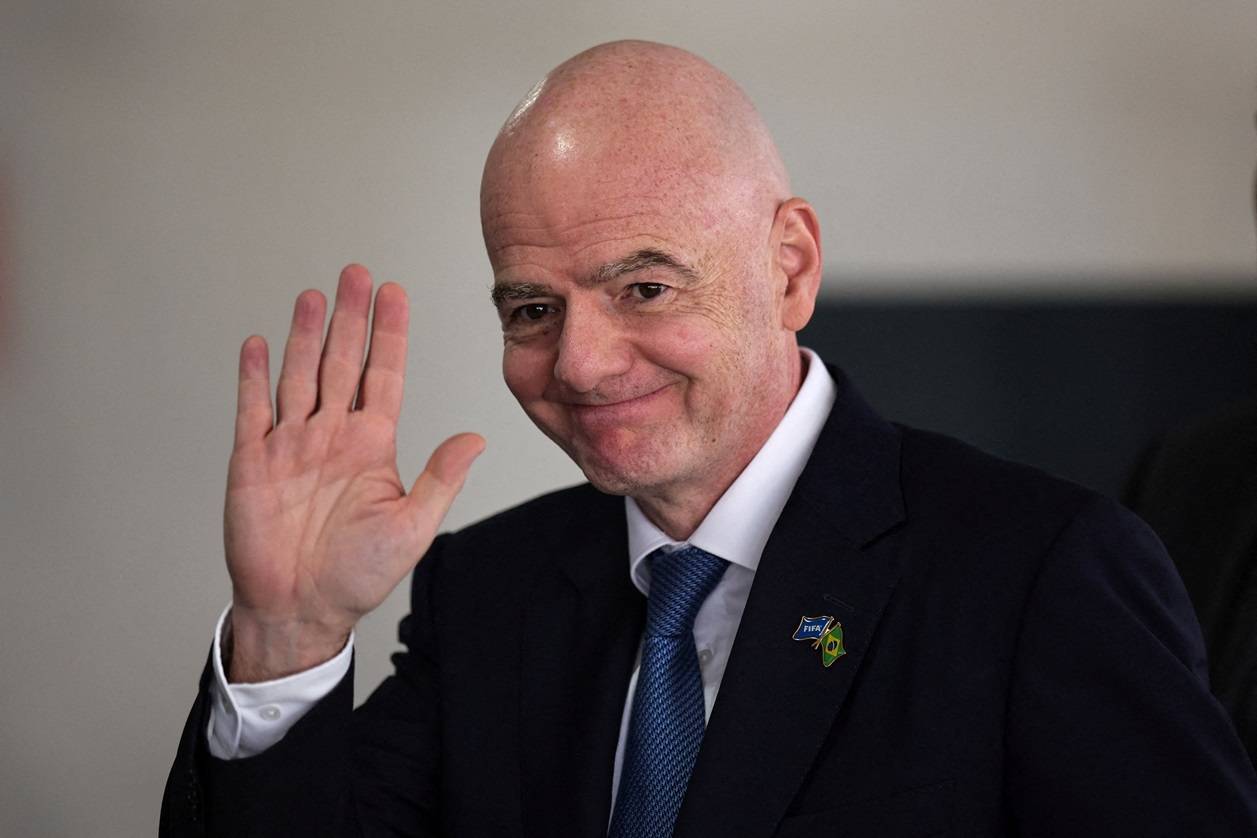 O presidente da Fifa, Gianni Infantino, acena para jornalistas após reunião com o presidente do Brasil, Luiz Inácio Lula da Silva, no Palácio do Planalto, em Brasília, Brasil, em 26 de janeiro de 2026. REUTERS/Mateus Bonomi