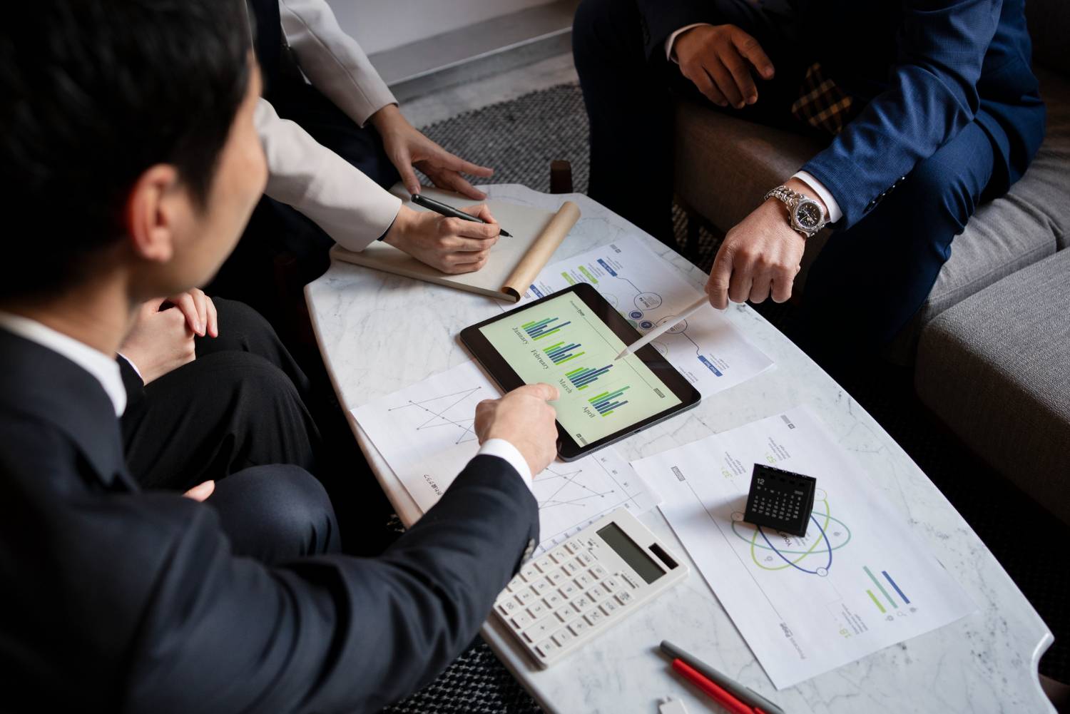 Empresários que trabalham com ipad de alto ângulo