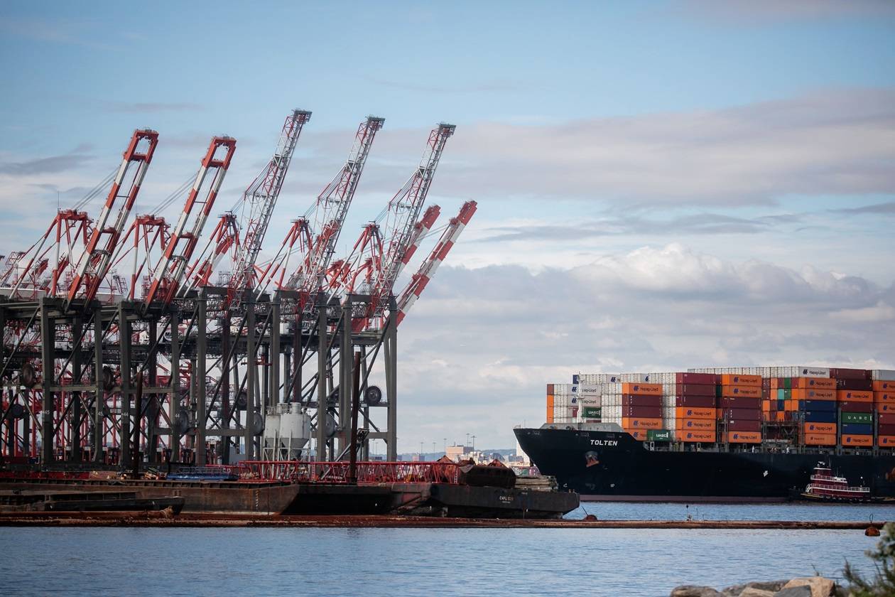 Um navio porta-contêiner deixa o Porto de Newark, em Elizabeth, Nova Jersey.

Fotógrafo: Michael Nagle/Bloomberg