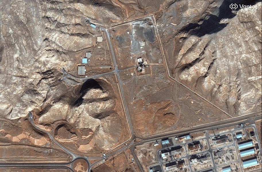 Imagem de satélite mostra entradas de túnel no complexo nuclear de Isfahan, no Irã 11/11/2024 Vantor/Divulgação via REUTERS

